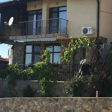Sunny Hill Holiday *